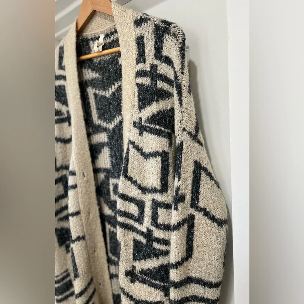Geometric Patterned Beige and Black Sweater - Picture 2 of 6